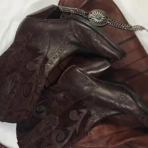 Elegant Brown Heeled Boots with Decorative Stitching